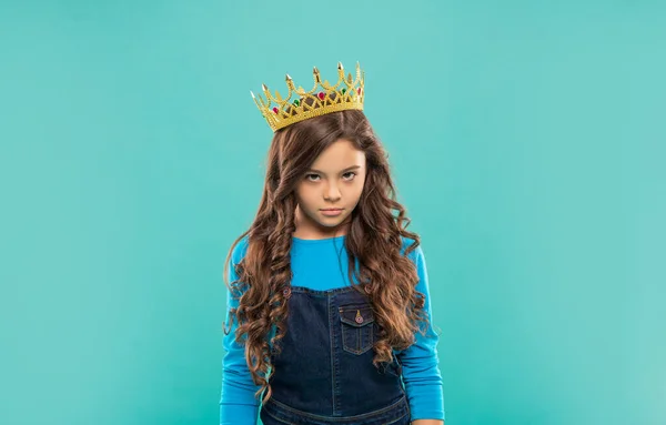Princesa arrogante en tiara. niño orgulloso con el pelo rizado. egoísta adolescente chica desgaste diadema. — Foto de Stock