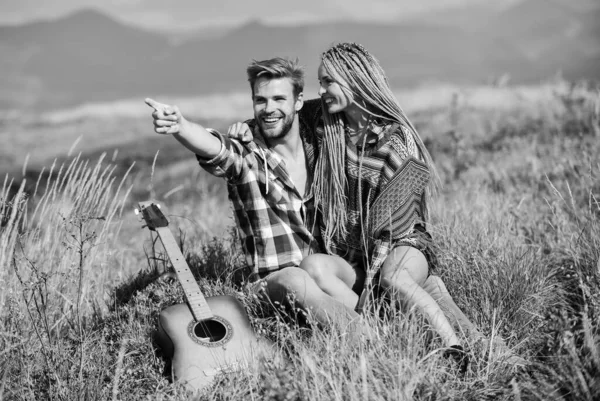 Casal feliz abraçando fundo natureza. Caminhada romântica. Caminhada em família. Namorado e namorada com guitarra nas montanhas. A divertirem-se. Caminhada de verão. Sentimentos arrebatadores. Caminhadas romance — Fotografia de Stock