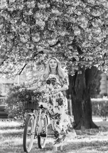 Parfait jour de printemps. fille avec vélo vintage dans l'allée sakura rose. arbre en fleurs au printemps. beauté féminine naturelle. femme dans le jardin. jeune fille à la mode avec vélo rétro près de fleurs de cerisier — Photo