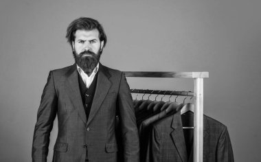 Yakışıklı damat resmi takım elbise düğün günü, özel kıyafet konsepti.