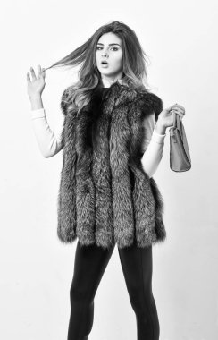 Beyaz arka planda çanta taşıyan kürklü bir kadın. Modayla ilgilenen bayan saç stili vizon kürk manto giyiyor. Moda tarzı aksesuarlar. Moda ve alışveriş konsepti. Kadın modaya uygun bir model.