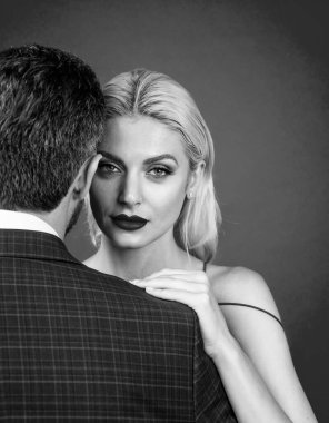 Erkeğe ve kadına aşık olan şehvetli çift kucaklaşır, arzular