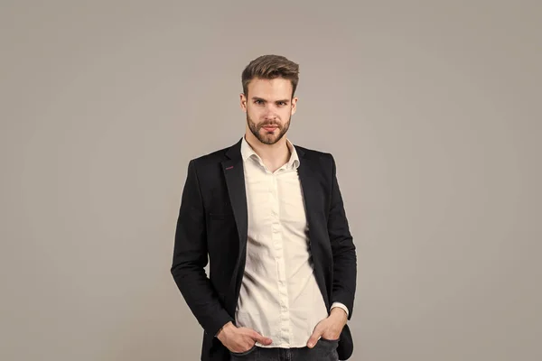 Following his personal style. groomed hairstyle. male beauty and fashion look. formal office costume for bearded guy. unshaven handsome man with bristle. hairdresser concept. young and confident boss — Stock Photo, Image