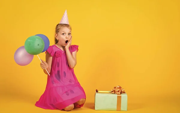 Mutlu genç kız hediye kutusu ve parti balonları ile, çocukluk mutluluğu — Stok fotoğraf