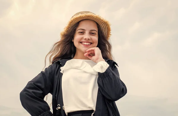 Heureux adolescent fille porter chapeau en plein air sur fond de ciel, enfance — Photo