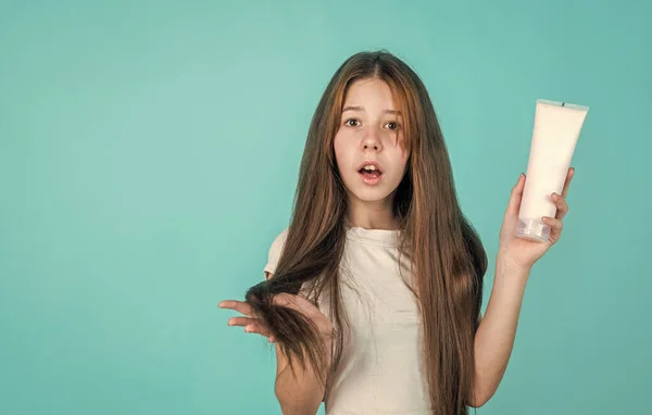 Έφηβος κορίτσι χρήση σώματος κρέμα τζελ ή τρίψιμο, αντίγραφο χώρο, παρουσιάζοντας το προϊόν — Φωτογραφία Αρχείου