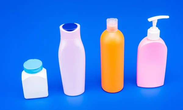 Ideal für Verpackungen. Flaschen für Schönheitsprodukte. Plastikflaschen und blauer Hintergrund. HDPE — Stockfoto