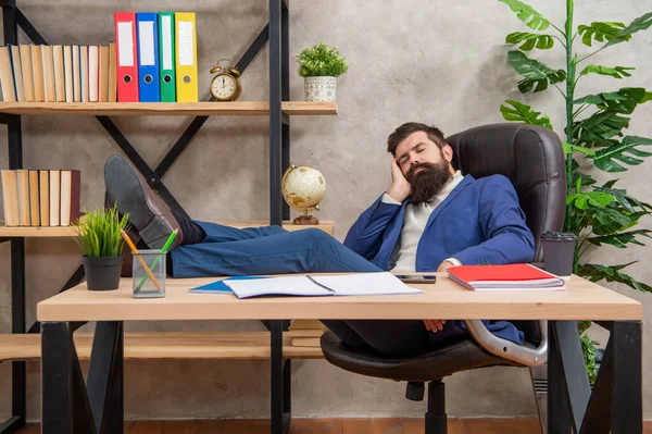 Müder Manager schläft mit den Beinen auf dem Schreibtisch während der Arbeitspause im Büro, Mittagsschlaf — Stockfoto