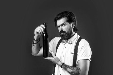 Hoşuma gitti. Eski moda sakallı hippi şarap imalatçısı. Askılı ve papyonlu, şaraplı modaya uygun bir adam. Şarabı içen kendine güvenen zarif bir adam. Alkollü. Şık şarap tadıcı içeceği