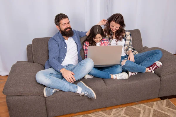 Vidám szülők gyerek használata PC otthon, oktatás — Stock Fotó