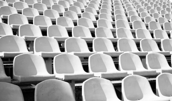 Tribunas amarillas. asientos de tribuna en el estadio deportivo. arena al aire libre vacía. concepto de fans. sillas para el público. concepto de entorno cultural. color y simetría. asientos vacíos. estadio moderno —  Fotos de Stock