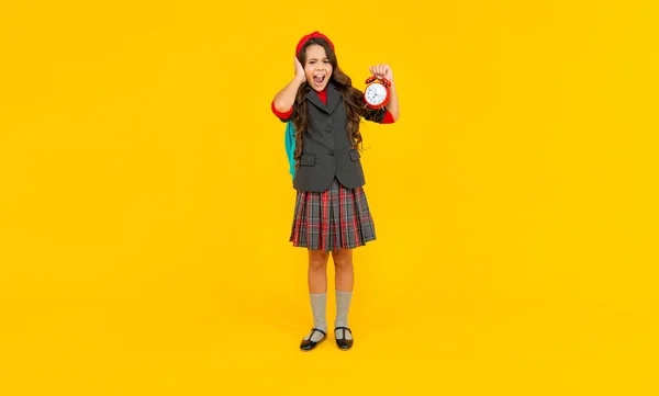 Gritando criança com despertador alto. menina adolescente levar mochila. voltar para a escola. — Fotografia de Stock