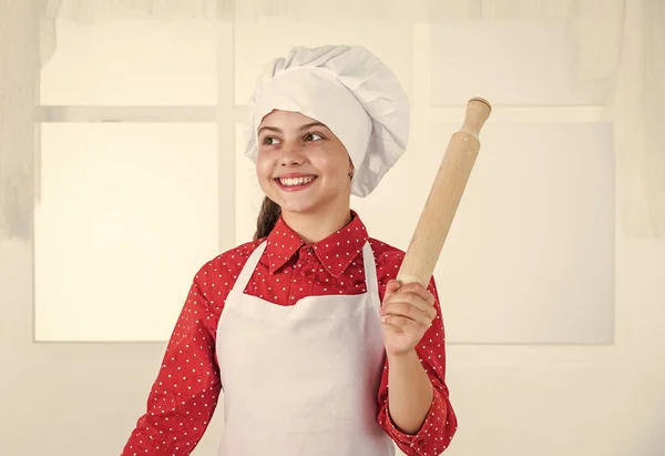 Sorrindo menina adolescente em chef uniforme cozinhar e assar, padaria — Fotografia de Stock