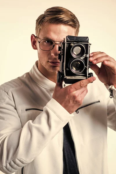 젊은 사진 작가는 흰색에 고립된 역 카메라의 눈을 보고 사진을 찍는다. — 스톡 사진