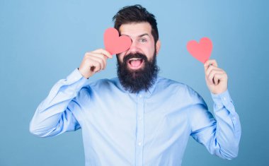 Aşkta mutlu. Âşık olmak. Sevgililer günü kartı olan sakallı bir hippi. Aşkı kutla. Sakallı ve bıyıklı, romantik bir adam. Sevgiyi hissetmek. Randevu ve ilişkiler konsepti