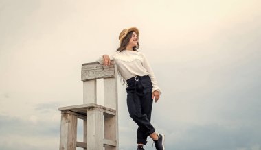 Kendine güvenen ve şık bir güzellik. Çok kaygısız hissediyorum. Uzun saçlı neşeli çocuk..