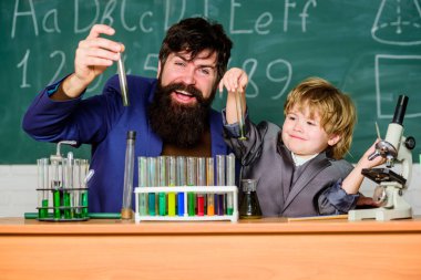 Okula dönelim. Kimya deneyi. Öğretmen çocuk test tüpleri. Bilişsel süreç. Çocuk bilişsel gelişimi. Kavramsal kavram. Tecrübe yoluyla bilgi edinen zihinsel bir süreç. Bilişsel beceri