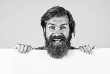Gülümse ve devam et. aranıyor. Bilgileriniz için boş kağıt. Berber konsepti. Kağıt çarşafta sakallı mutlu bir hippi. Kopyalama alanı için boş yer. Yardıma ihtiyacım var. Sakallı adam yatıştırıcı