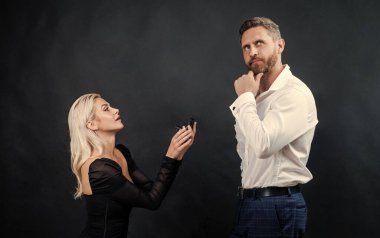 Sevgililer Günü 'nde, kutusunda nişan yüzüğü olan bir adama evlilik teklifi eden aşık çift.