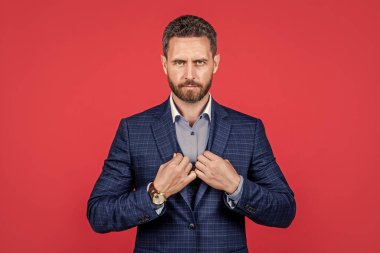 Takım elbiseli olgun, gülümseyen adam modaya uygun ve seksi, erkek tarzı.