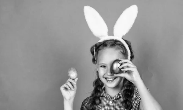 Welke wil je? Gelukkig meisje met Pasen beschilderde eieren. Het kind draagt konijnenoren. kind in konijnenkostuum. Voorjaarsvakantie plezier. Gelukkig Pasen. eierenjacht. Kindergeluk. Maak je klaar voor Pasen — Stockfoto