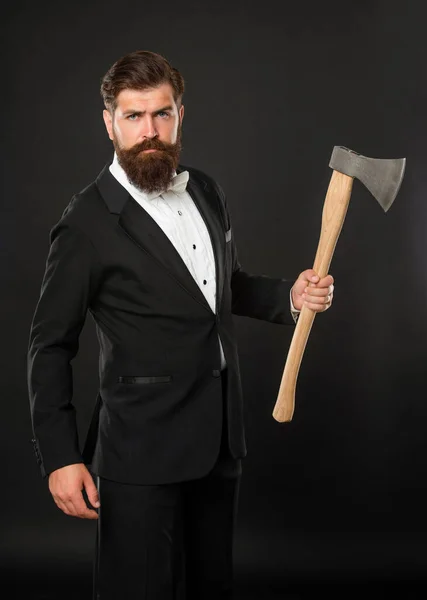 残忍な男は斧を保持します。勇気だ。髭を生やした紳士だ。バーバーショップ。お前が望むカット — ストック写真