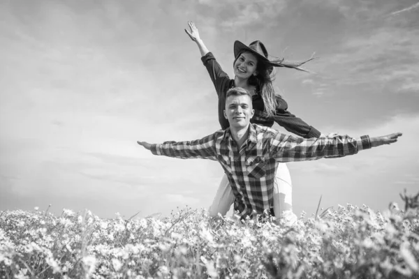 Felice coppia innamorata di uomo e donna in estate camomilla campo di fiori, divertirsi — Foto Stock