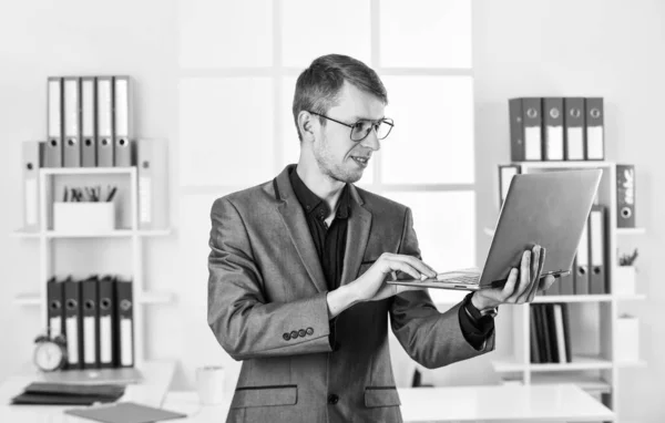 Uomo con laptop specialista di job marketing online, concetto di videochiamata — Foto Stock