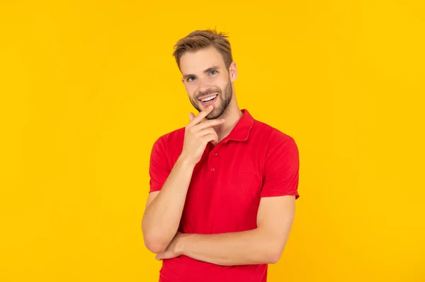Glad kille med borst på gul bakgrund, mode — Stockfoto
