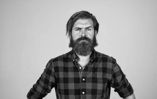 Volwassen hipster met baard. Brutale blanke hipster met snor. mannelijke kapper zorg. Een bebaarde man. zelfverzekerde en knappe brutale man. gezichtsverzorging — Stockfoto