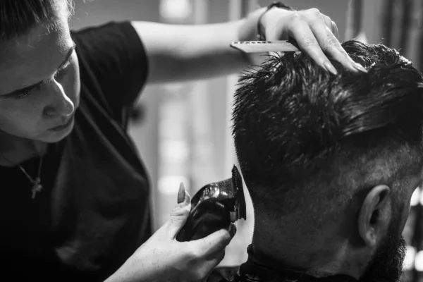 Atractivo peluquero haciendo corte de pelo de guapo hipster en la barbería, herramientas de peluquería — Foto de Stock