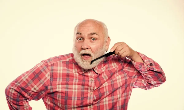 Zevkle tıraş oluyorum. Beyaz sakallı, olgun bir adam. Berber dükkanı konsepti. Traş aksesuarları. Tıraş aletleri. Tıraşsız yaşlı adam bıyık ve sakal fırçaladı. Kes ve fırçala. — Stok fotoğraf