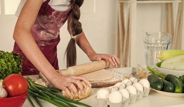 Leckeres Essen. Kinder lernen, wie man nach Rezept kocht. Kind kocht in Küche. Berufswahl — Stockfoto