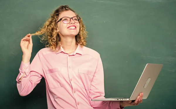 Studeer programmeertalen. Meisje surfen op internet. School voor digitale technologieën. Modern onderwijs. Online school. Software kwaliteitsborging loopbaan. Afstandsonderwijs. Notebook voor schooljuf — Stockfoto