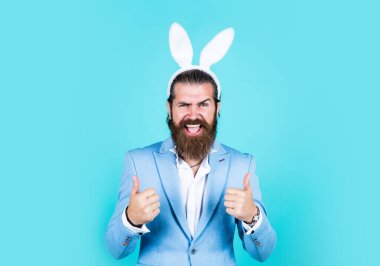 Adam kendini tavşan sanıyor. Erkek tavşan kulağı takar. Sadece eğleniyorum. Paskalya Bayramı tebriği. İlkbaharda Paskalya kutlaması. Tavşan kostümlü komik adam. Mutlu Paskalyalar