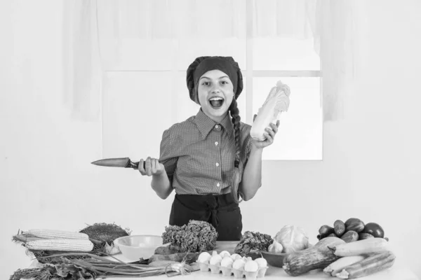 Menina alegre cozinha salada de vitamina de verduras, dieta — Fotografia de Stock