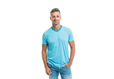 Beyaz arka planda beyaz saçlı, yakışıklı, olgun bir adam.