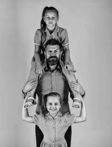 Día de los padres. concepto familiar feliz. padre barbudo con dos niñas pequeñas. Los niños aman a su padre. niños con papá. Día internacional de los niños. Feliz infancia. valores familiares — Foto de Stock