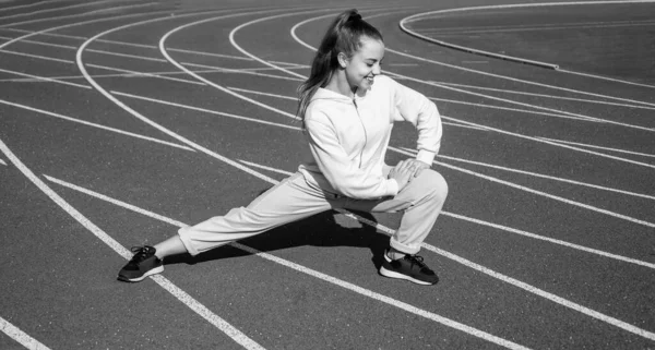 Ragazza bambino allenamento sport al di fuori su stadio arena, fitness — Foto Stock