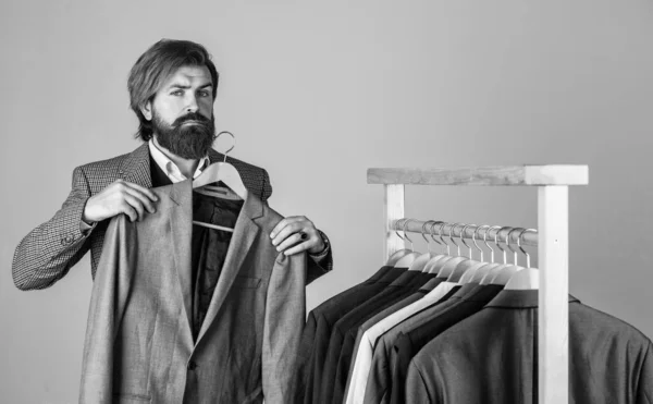 Fashioner homme conception de vêtements formels de qualité supérieure, concept de garde-robe classique — Photo