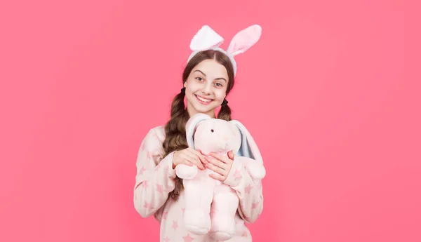 ハッピーイースターティーン女の子でウサギの耳とパジャマ遊びとともにおもちゃ、イースター — ストック写真