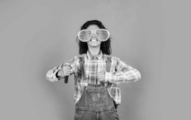 Güzel bir gün. Kadın şarkıcı mikrofon kullanıyor. Neşeli kadın etkinlik yöneticisi. Karaoke yapan bir kız. Mutluluğu ve neşeyi hisset. Kot tarzı güzel bir bayan mikrofon takıyor. müzik ve vokal