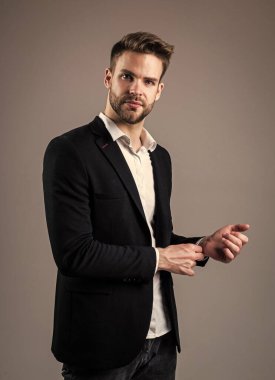 Seçiminden emin. İyi bakımlı bir saç stili. Erkek güzellik ve moda. Sakallı adam için resmi ofis kostümü. Tıraşsız, kıllı, yakışıklı bir adam. Kuaför konsepti. Genç ve kendinden emin patron.