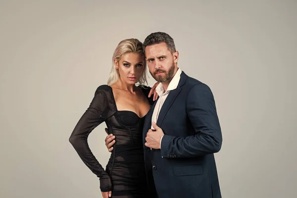 Sexy verliefd stel. man omhelst vrouw. Een formeel stel. zelfverzekerde zakenman met dame. succes voor zakenpartners. mode en schoonheid. romantische relatie van jongen en meisje — Stockfoto