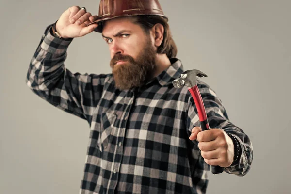 Brutalny brodaty pracownik w kasku. Dojrzałe facet budowniczy z broda i wąsy — Zdjęcie stockowe