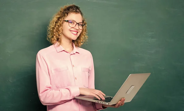 Trabalho remoto. notebook professor procurando informações chalkboard fundo. Escola online. Ensinar curso online. Informática e programação. Conceito de educação online. Mulher laptop surf internet — Fotografia de Stock