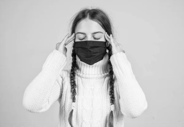 Дівчина-підліток носить респіраторну маску в той час як пандемія коронавірусу карантин, симптоми — стокове фото