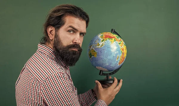 地理学の黒板のある学校の教室で成熟したひげそりの男の先生 — ストック写真
