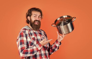 Bunu dene. Yapışmayan yüzey. Şef yemek yapıyor. Tavalı kareli gömlekli olgun bir adam. Şık erkek yemek pişirecek. Bıyıklı sakallı adam mutfak aletleri kullanıyor. Sağlıklı yemek