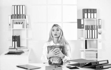 Bu benim. Gezegenimizi kurtar. Seksi sekreter kayıp belgeyi bulmaya çalışıyor. İş ofisi. Kağıdı çöpe atmak gereklidir. Geri dönüşüm kutusunu tutan kadın. Bu kağıt atık kağıtlarla çöpe gidecek..